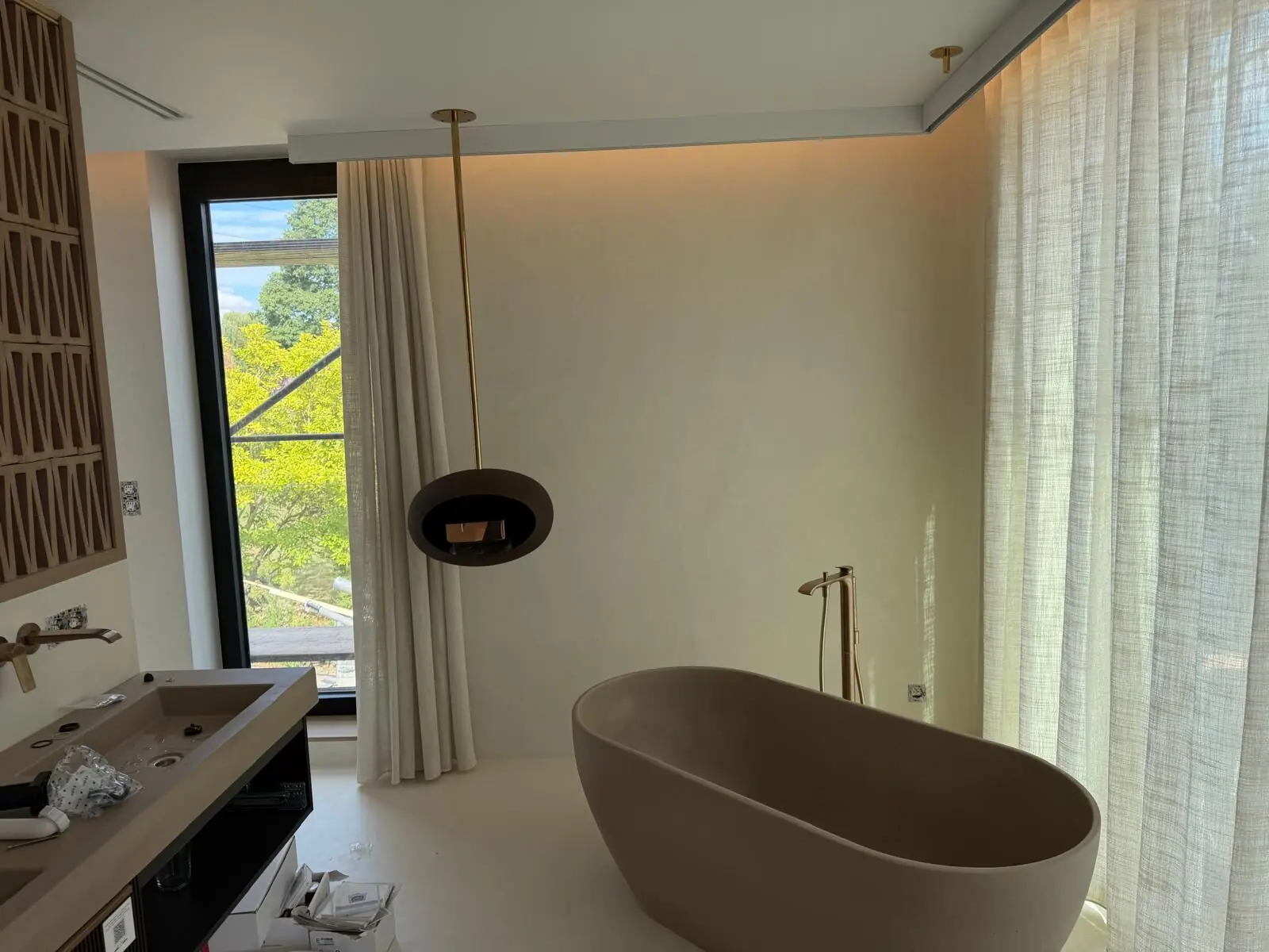 Baignoire îlot et voilages en lin