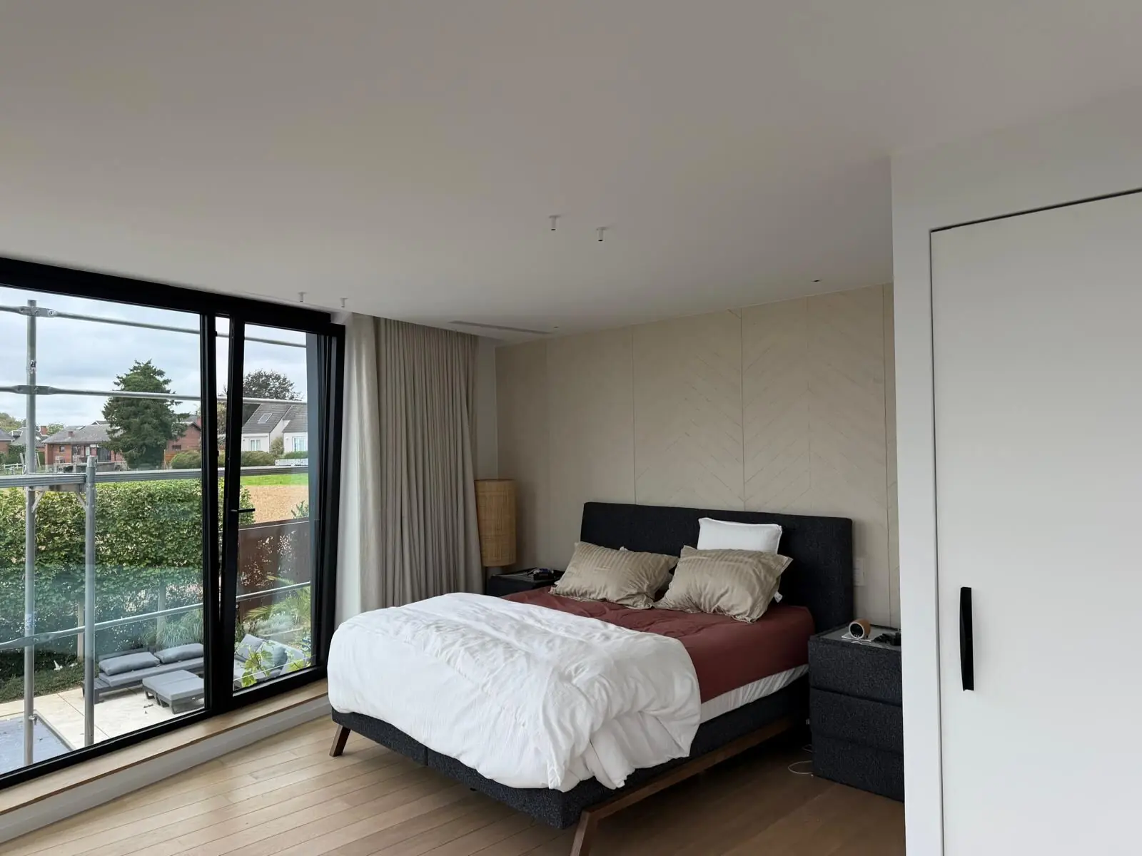 Chambre parentale ouverte sur le jardin
