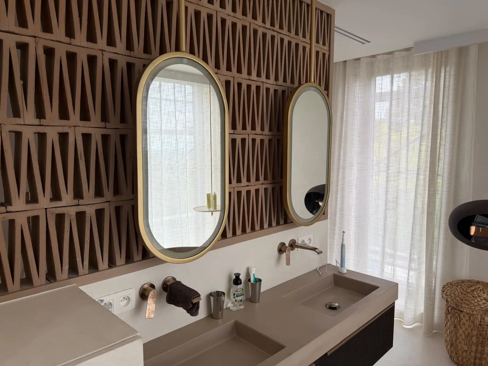 Salle de bain avec double vasque et miroirs ovales dorés