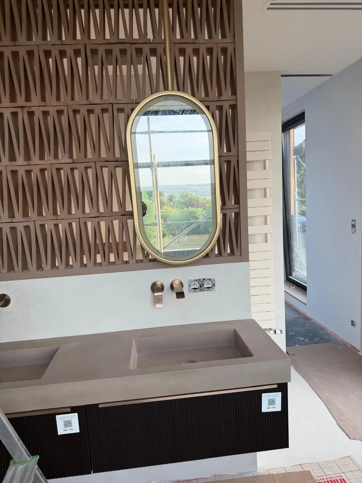 Salle de bain, claustra en bois et miroir doré