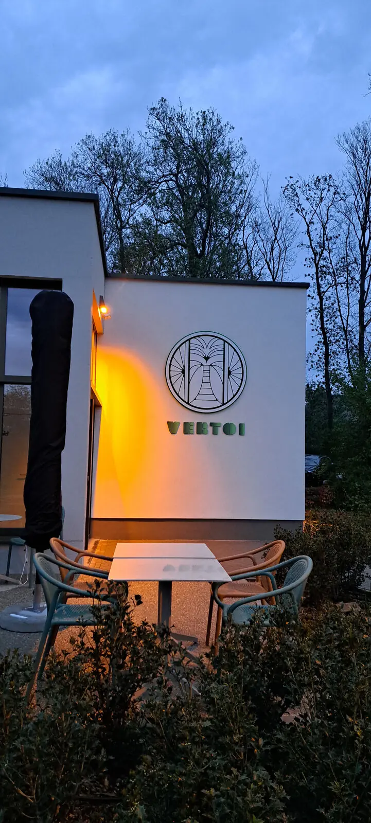 Façade du restaurant Vertoi à la tombée de la nuit